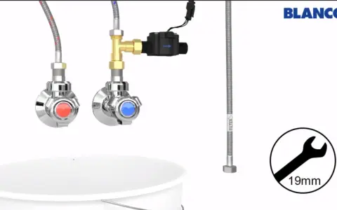 Anschluss eines Wasserhahns an einen Boiler: Flexschläuche, ein T-Stück mit Magnetventil und ein 19mm-Schlüssel sind zu sehen.