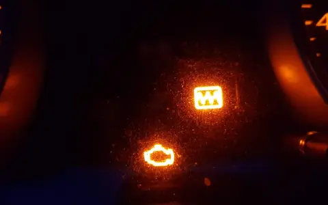 Dacia Kontrollleuchten Symbole: Motorkontrollleuchte und ESP-Warnleuchte leuchten auf. Zeit für eine Werkstatt.