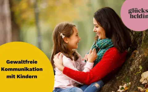 Eine Frau und ein Kind lachen sich an. Der Text "Gewaltfreie Kommunikation mit Kindern" und "glücks heldin" sind zu sehen.