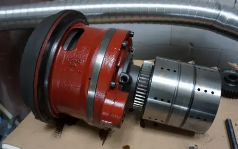 Rewers w ciągniku: mechaniczny czy elektrohydrauliczny? Wybierz mądrze!