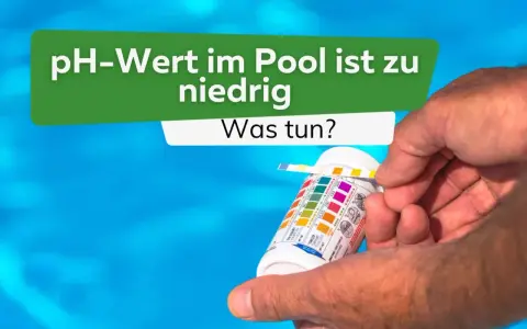 Hand hält Teststreifen, um den pH-Wert im Pool zu berechnen. Der Text fragt: "pH-Wert im Pool ist zu niedrig. Was tun?