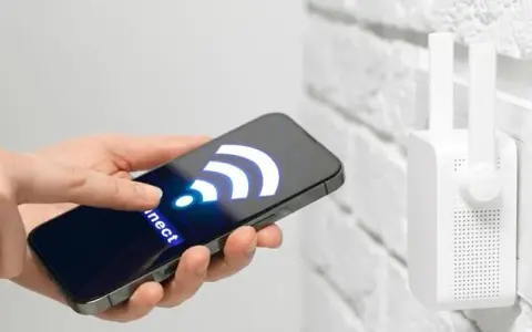 Jak wzmocnić sygnał WiFi? Darmowe triki i sprzęt dla lepszego zasięgu