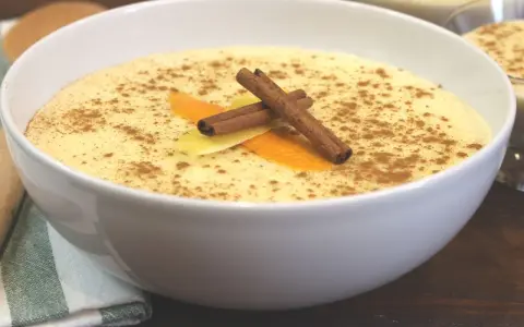 Delicioso arroz con leche thermomix, espolvoreado con canela y decorado con piel de naranja y limón.