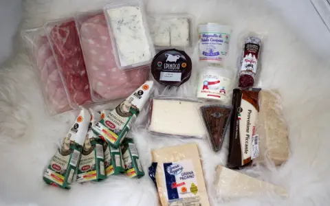 Włoskie sery i wędliny: Parmigiano Reggiano, Grana Padano, Provolone, Mozzarella, Burrata, Spinosa, salami. Idealne pomysły na to, co warto przywieźć z Włoch.