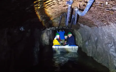 Podróż łodzią przez mroczne tunele podziemnego miasta Osówka.