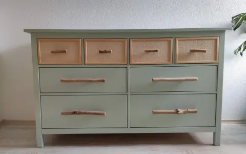 Commode verte avec poignées en bois flotté, prête à nettoyer meuble avant peinture. Tiroirs du haut en rotin.