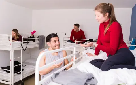 Jak wygląda nocleg w hostelu? Zaskakujące fakty i doświadczenia