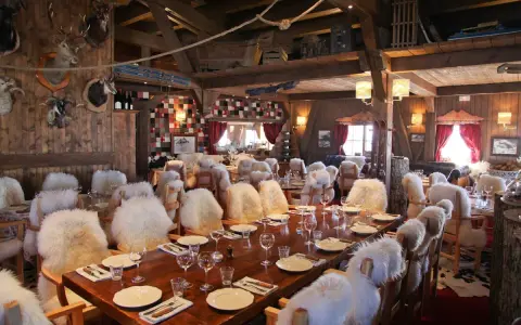 Ambiance chaleureuse dans ces restaurants des Hautes-Alpes, avec des peaux de mouton sur les chaises et des trophées de chasse aux murs.