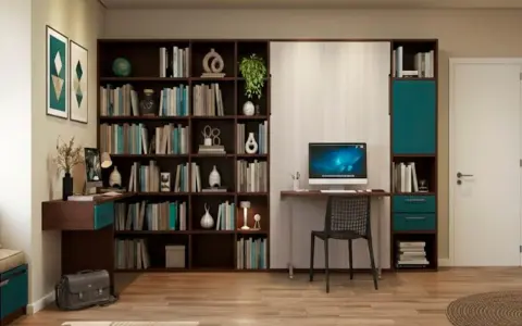 Scrivania con computer e libreria piena di libri. Un angolo studio clara bona, perfetto per lavorare o leggere.