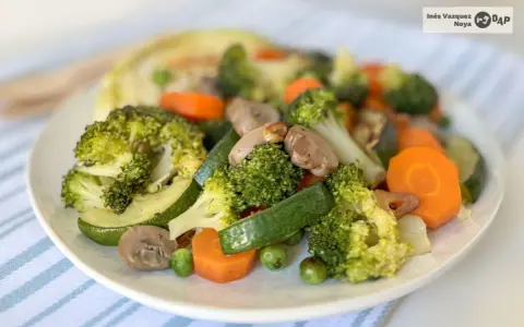 Un colorido panache de verduras salteadas: brócoli, zanahoria, calabacín, champiñones y guisantes.
