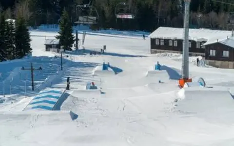 Śnieżny park z przeszkodami i rampami w Szpindlerowym Młynie.