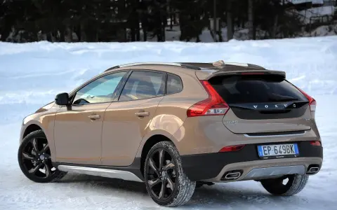 Brązowe Volvo V40 D3 Cross Country na śniegu, gotowe na zimową podróż.