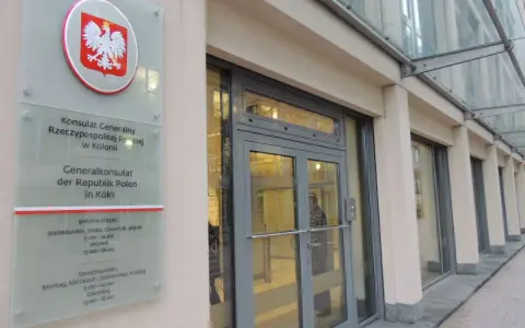 Tablica informacyjna Konsulatu Generalnego RP w Kolonii. Obok drzwi wejściowych, gdzie ambasador może załatwić sprawy.