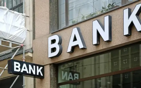 Napis "BANK" na fasadzie budynku. Obok rusztowanie, jakby przygotowania do remontu przed bank holiday.