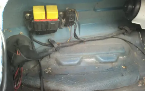 Rezystor dmuchawy Seat Leon 2 gdzie jest? Widoczne dwa żółte przekaźniki w skrzynce bezpieczników, umieszczonej w bagażniku.