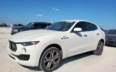 Biały Maserati Levante GT na placu. Sprawdź aktualną maserati levante cena i dostępność.