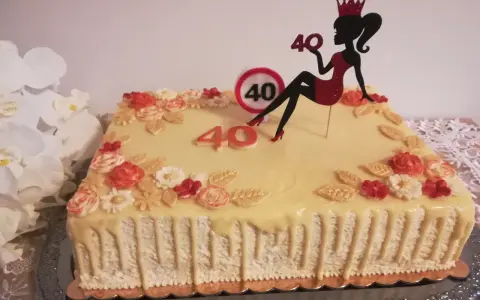 Jak udekorować tort na 40 urodziny? Modne inspiracje i porady