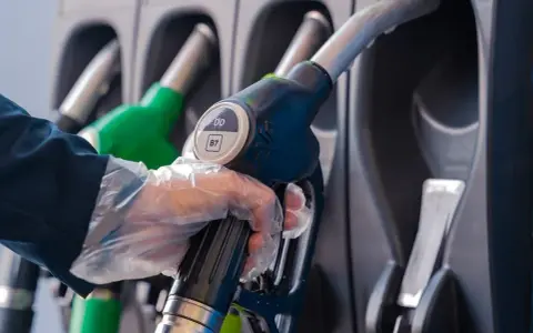 Czy ropa to diesel? Poznaj kluczowe różnice i proces produkcji