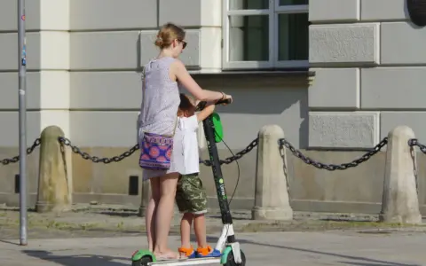 Czy hulajnogą można jeździć po chodniku? Przepisy, które musisz znać