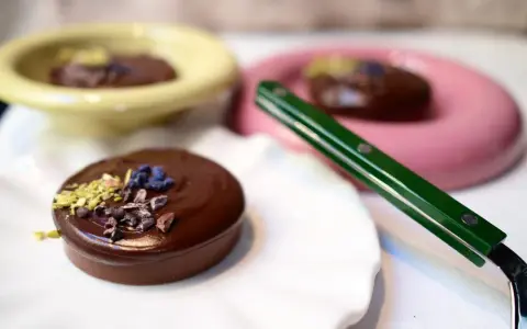 Chokladmousse med pistagekross och kakaonibs. Enkel dessert som ser lyxig ut.