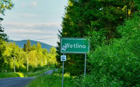 Zielony znak z napisem "Wetlina" zaprasza do odkrywania urokliwych atrakcji Bieszczad.