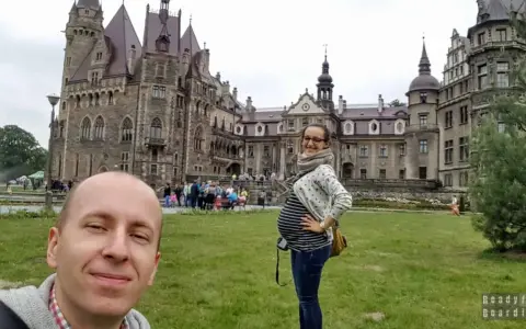 Szukacie pomysłu, gdzie na wakacje w ciąży w Polsce? Zamek Książ to idealne miejsce na spokojny wypoczynek i piękne wspomnienia.