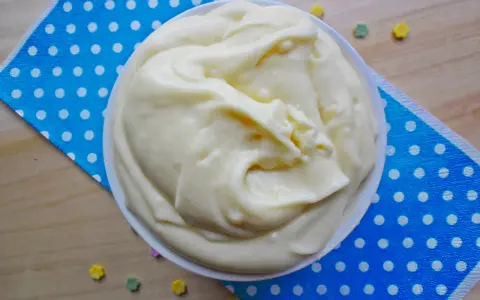 Puszysty krem budyniowy ze śmietaną 30, idealny do deserów. Wygląda pysznie!