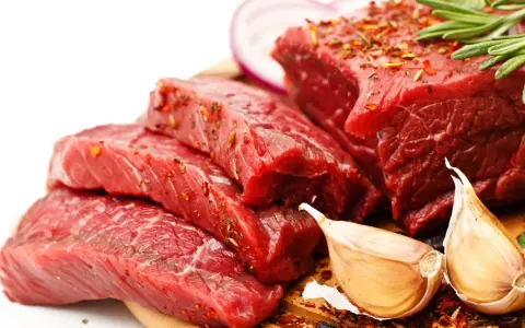 Surowe steki wołowe, czosnek, cebula i rozmaryn – idealne składniki na dietę Atkinsa.