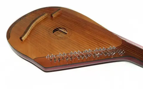 Drewniana cyfra z licznymi strunami, zastanawiasz się, ile strun ma harfa? Ten instrument ma ich kilkadziesiąt.