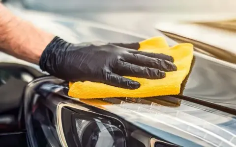 Jak polerować auto? Przewodnik do idealnego lakieru krok po kroku
