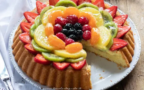 Una crostata morbida alla frutta, con fragole, kiwi, mandarini e frutti di bosco, un tripudio di colori e sapori.