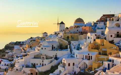 Zachód słońca nad Oia na Santorini. Czy warto? Białe domy, wiatraki i błękitne morze tworzą idylliczny krajobraz.