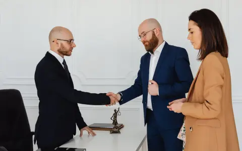 Adwokat czy radca prawny? Kto tańszy i jak nie przepłacić?