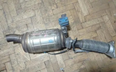 Filtr DPF z Renault Laguna 3 2.0 dCi na drewnianej podłodze.