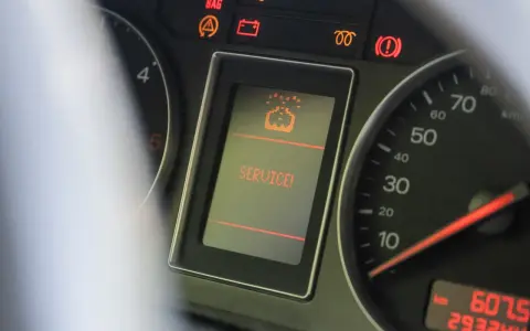 Na desce rozdzielczej Audi A3 8P świeci się kontrolka "SERVICE!", sygnalizując potrzebę przeglądu.