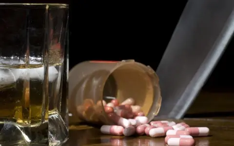 Szklanka z alkoholem, rozsypane antydepresanty i nóż. Niebezpieczne połączenie.