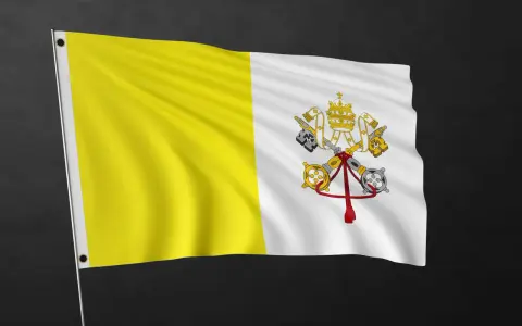 Flaga Watykanu z dwoma pionowymi pasami: żółtym i białym. Na białym pasie znajduje się herb Watykanu z kluczami i tiarą.