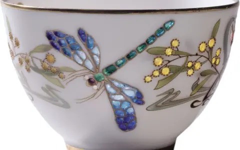 Tasse en porcelaine décorée d'une libellule bleue et de fleurs jaunes. L'estampille permet de reconnaître une pièce de porcelaine Limoges France.