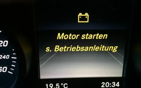 Batterie-Symbol leuchtet: Motor starten, s. Betriebsanleitung. Achten Sie darauf, worauf Sie nach dem Starten Ihres Fahrzeugs achten sollten.