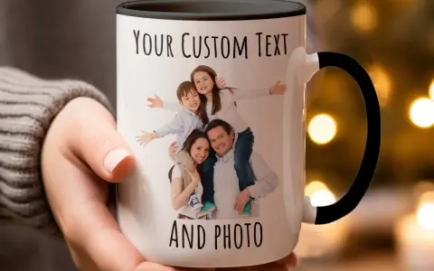 Biały kubek z czarnym uchem, z nadrukiem rodziny i tekstem "YOUR CUSTOM TEXT AND PHOTO".