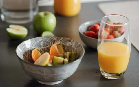 Frutta fresca e succo d'arancia: cosa mangiare a colazione per iniziare la giornata con energia.