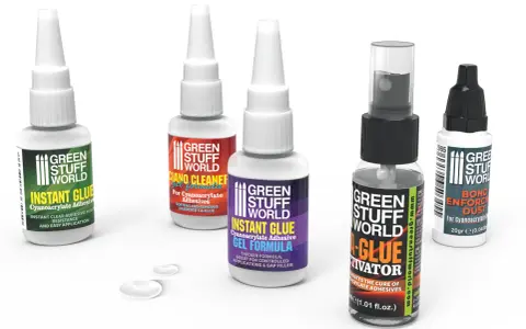 Cinco botellas de pegamento instantáneo y activador de Green Stuff World, prometiendo el pegamento más fuerte del mundo para reparaciones rápidas.