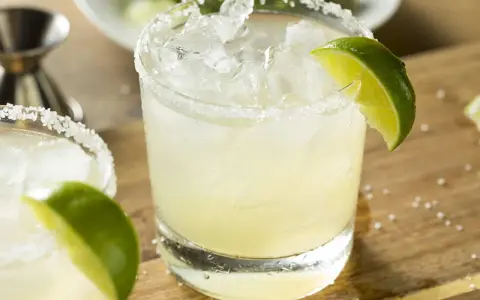 Två klassiska margaritas med saltkant och lime. Perfekt för ett somrigt margarita recept.