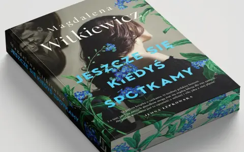 Okładka książki "Jeszcze się kiedyś spotkamy" Magdaleny Witkiewicz. W tle para, na pierwszym planie kwiaty niezapominajki.