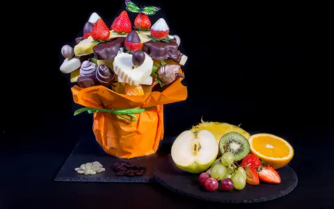 Un ramo de frutas y chocolates, una idea original de decoracion como presentar brochetas de frutas.