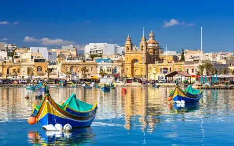 Malta: kolorowe łodzie luzzu w porcie, zabytkowa architektura i błękitne morze. Warto wiedzieć, że to malownicze widoki!