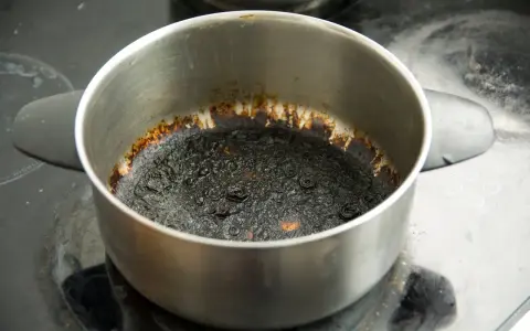 Przypalony garnek na kuchence. Zobacz, jak wyczyścić przypalony garnek, aby znów lśnił.