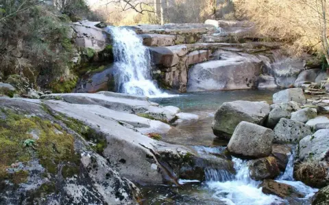 Cascada natural en Ourense, un rincón idílico para disfrutar de las termas y la naturaleza.