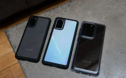 Trzy telefony Samsung Galaxy S20 w różnych etui: czarnym, białym i przezroczystym.