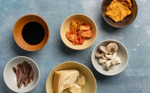 Składniki bogate w umami: sos sojowy, kimchi, miso, grzyby, anchois i parmezan.